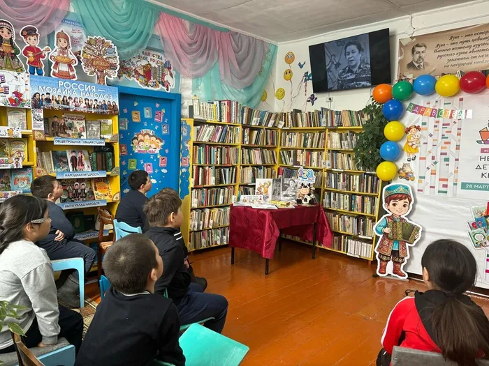 #ТевризЦРБ_НашиМероприятия
📖Тевризская центральная районная библиотека вновь распахнула свои двери для творчества! 🎨Мы провели пятый мастер-класс ✨«Твои корни – твой стиль!» в рамках проекта «ЭтноПерекрёсток», который реализуется благодаря поддержке Президентского фонда культурных инициатив.
И каждый раз это что-то особенное!🌈
Участниками стали юноши и девушки в возрасте от 14 до 20 лет из р.п. Тевриз и д. Утузы. Вместе с ними мы погрузились в мир русских и татарских орнаментов.☀🌷 Ребята своими руками, используя набойку и трафареты, создавали этнические узоры. В этот раз для преображения были предложены футболки👕 ,шопперы и поясные сумки👜, которые превратились в уникальные авторские изделия! Участники получили возможность создать стильные футболки с эксклюзивными дизайнами термонаклеек, эскизы которых были разработаны нашими тевризскими художницами Мариной Кистер и Светланой Петелиной. В их работах гармонично переплелись элементы традиционных русских и татарских орнаментов.
Каждая вещь, созданная на мастер-классе, стала не просто модной обновкой, а настоящим символом. Символом принадлежности к нашему богатому, многонациональному культурному наследию!💯
Завершилась встреча душевным чаепитием☕ с традиционными национальными угощениями: сладким, медовым чак-чаком и золотистыми, румяными блинами.
Спасибо всем, кто был с нами!💖
#ЭтноПерекрёсток
#ПФКИ
#фондкультурныхинициатив
#твоикорни_твойстиль