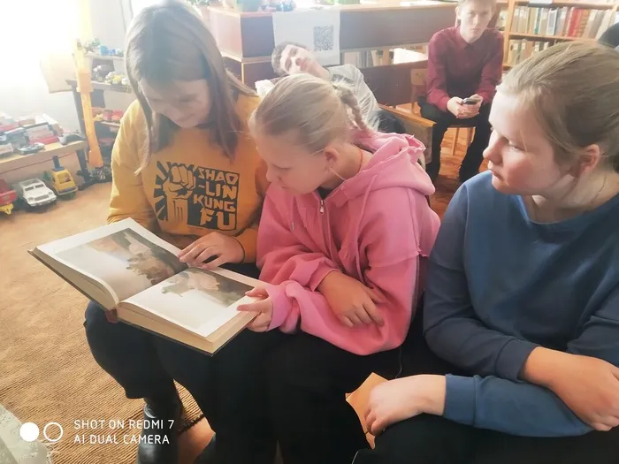 Урок-вернисаж «Улыбкой ясною природа сквозь сон встречает утро года…»