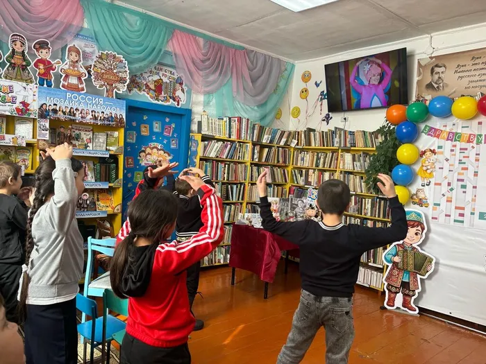 #ТевризЦРБ_НашиМероприятия
📖Тевризская центральная районная библиотека вновь распахнула свои двери для творчества! 🎨Мы провели пятый мастер-класс ✨«Твои корни – твой стиль!» в рамках проекта «ЭтноПерекрёсток», который реализуется благодаря поддержке Президентского фонда культурных инициатив.
И каждый раз это что-то особенное!🌈
Участниками стали юноши и девушки в возрасте от 14 до 20 лет из р.п. Тевриз и д. Утузы. Вместе с ними мы погрузились в мир русских и татарских орнаментов.☀🌷 Ребята своими руками, используя набойку и трафареты, создавали этнические узоры. В этот раз для преображения были предложены футболки👕 ,шопперы и поясные сумки👜, которые превратились в уникальные авторские изделия! Участники получили возможность создать стильные футболки с эксклюзивными дизайнами термонаклеек, эскизы которых были разработаны нашими тевризскими художницами Мариной Кистер и Светланой Петелиной. В их работах гармонично переплелись элементы традиционных русских и татарских орнаментов.
Каждая вещь, созданная на мастер-классе, стала не просто модной обновкой, а настоящим символом. Символом принадлежности к нашему богатому, многонациональному культурному наследию!💯
Завершилась встреча душевным чаепитием☕ с традиционными национальными угощениями: сладким, медовым чак-чаком и золотистыми, румяными блинами.
Спасибо всем, кто был с нами!💖
#ЭтноПерекрёсток
#ПФКИ
#фондкультурныхинициатив
#твоикорни_твойстиль