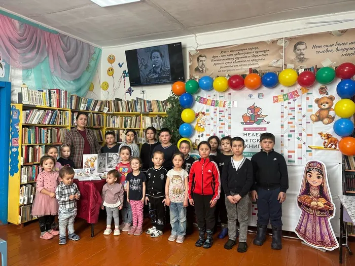 #ТевризЦРБ_НашиМероприятия
📖Тевризская центральная районная библиотека вновь распахнула свои двери для творчества! 🎨Мы провели пятый мастер-класс ✨«Твои корни – твой стиль!» в рамках проекта «ЭтноПерекрёсток», который реализуется благодаря поддержке Президентского фонда культурных инициатив.
И каждый раз это что-то особенное!🌈
Участниками стали юноши и девушки в возрасте от 14 до 20 лет из р.п. Тевриз и д. Утузы. Вместе с ними мы погрузились в мир русских и татарских орнаментов.☀🌷 Ребята своими руками, используя набойку и трафареты, создавали этнические узоры. В этот раз для преображения были предложены футболки👕 ,шопперы и поясные сумки👜, которые превратились в уникальные авторские изделия! Участники получили возможность создать стильные футболки с эксклюзивными дизайнами термонаклеек, эскизы которых были разработаны нашими тевризскими художницами Мариной Кистер и Светланой Петелиной. В их работах гармонично переплелись элементы традиционных русских и татарских орнаментов.
Каждая вещь, созданная на мастер-классе, стала не просто модной обновкой, а настоящим символом. Символом принадлежности к нашему богатому, многонациональному культурному наследию!💯
Завершилась встреча душевным чаепитием☕ с традиционными национальными угощениями: сладким, медовым чак-чаком и золотистыми, румяными блинами.
Спасибо всем, кто был с нами!💖
#ЭтноПерекрёсток
#ПФКИ
#фондкультурныхинициатив
#твоикорни_твойстиль