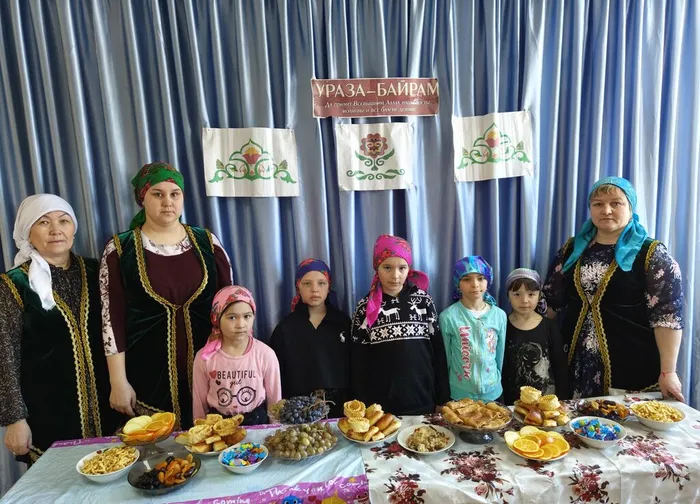 Информационный час «Праздник радостный и священный»