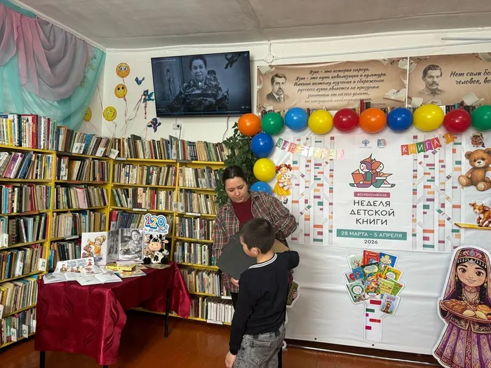 #ТевризЦРБ_НашиМероприятия
📖Тевризская центральная районная библиотека вновь распахнула свои двери для творчества! 🎨Мы провели пятый мастер-класс ✨«Твои корни – твой стиль!» в рамках проекта «ЭтноПерекрёсток», который реализуется благодаря поддержке Президентского фонда культурных инициатив.
И каждый раз это что-то особенное!🌈
Участниками стали юноши и девушки в возрасте от 14 до 20 лет из р.п. Тевриз и д. Утузы. Вместе с ними мы погрузились в мир русских и татарских орнаментов.☀🌷 Ребята своими руками, используя набойку и трафареты, создавали этнические узоры. В этот раз для преображения были предложены футболки👕 ,шопперы и поясные сумки👜, которые превратились в уникальные авторские изделия! Участники получили возможность создать стильные футболки с эксклюзивными дизайнами термонаклеек, эскизы которых были разработаны нашими тевризскими художницами Мариной Кистер и Светланой Петелиной. В их работах гармонично переплелись элементы традиционных русских и татарских орнаментов.
Каждая вещь, созданная на мастер-классе, стала не просто модной обновкой, а настоящим символом. Символом принадлежности к нашему богатому, многонациональному культурному наследию!💯
Завершилась встреча душевным чаепитием☕ с традиционными национальными угощениями: сладким, медовым чак-чаком и золотистыми, румяными блинами.
Спасибо всем, кто был с нами!💖
#ЭтноПерекрёсток
#ПФКИ
#фондкультурныхинициатив
#твоикорни_твойстиль