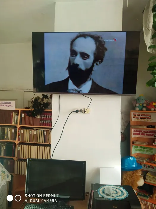 Урок-вернисаж «Улыбкой ясною природа сквозь сон встречает утро года…»