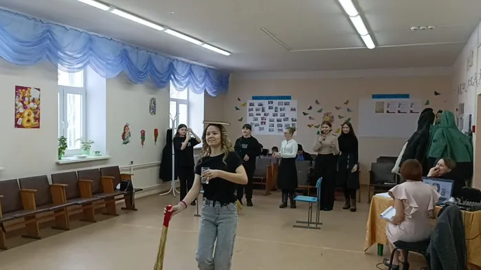 Конкурсно-игровую программу «А ну-ка, девушки!».