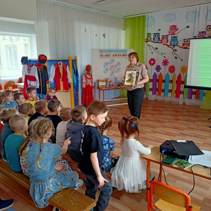 Экологический час «О тех, кто плавает, летает, жужжит, мяукает и лает»