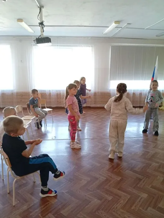 Он бежит по проводам и приходит в гости к нам.