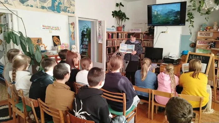 Урок-вернисаж «Улыбкой ясною природа сквозь сон встречает утро года…»