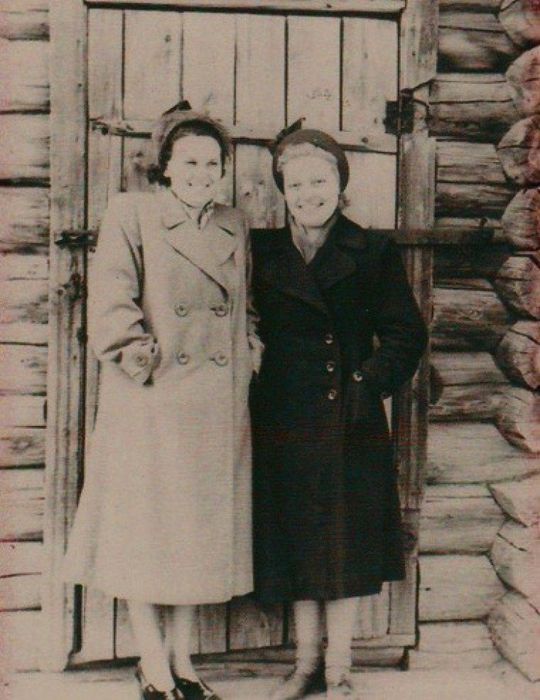 Заведующая районной библиотекой Муза Александровна Сушенцова (справа) с подругой Тамарой Огородниковой 1955г.